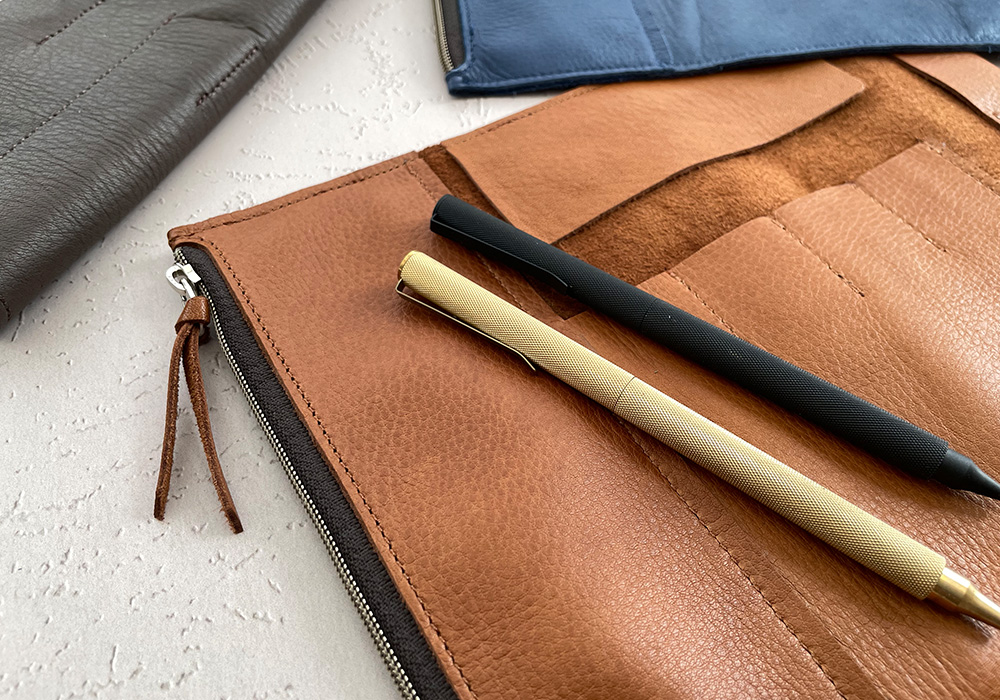 Two PLOTTER pens lay out over the roll pen case. 