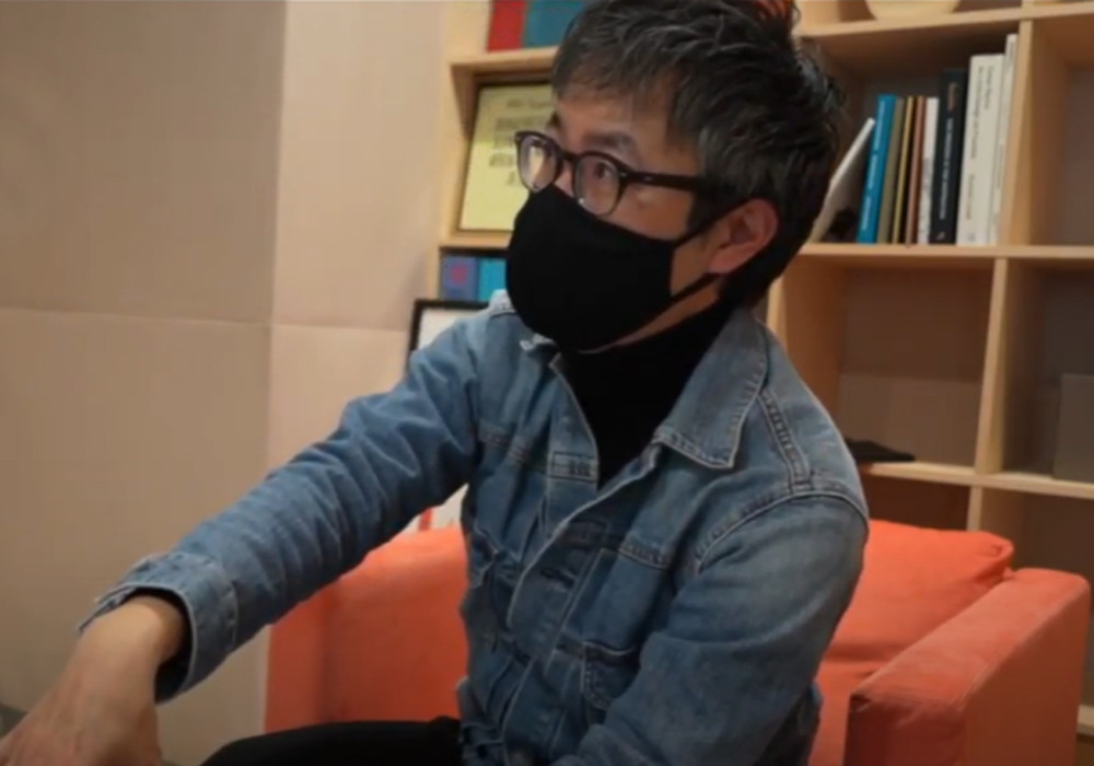 PLOTTER Director Takayuki Saito waving his hand.