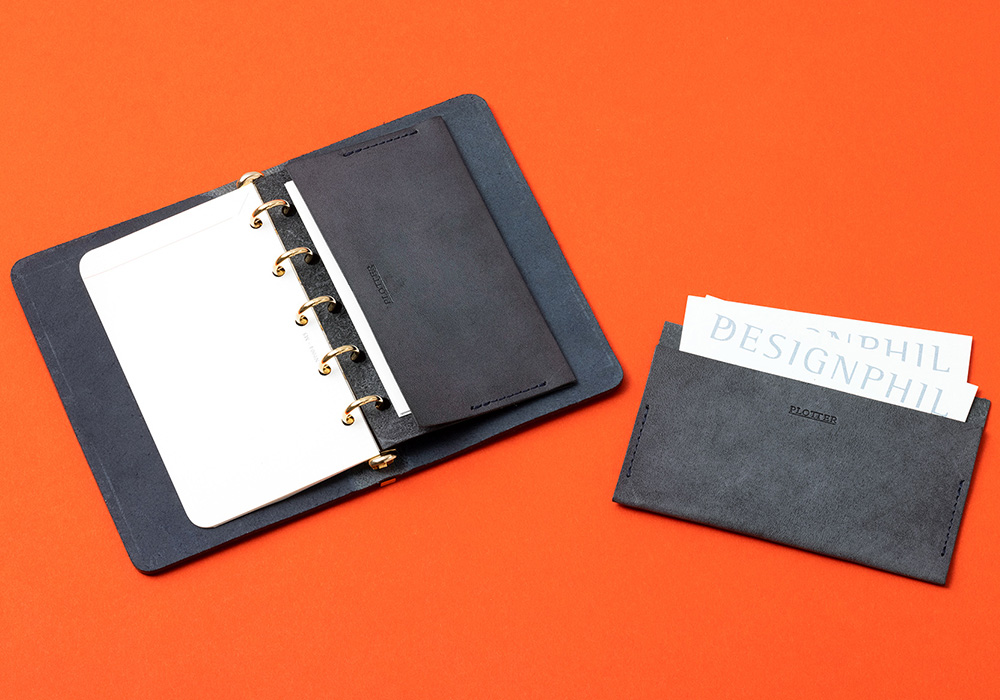 PLOTTER Mini 5 Size with a leather card case.