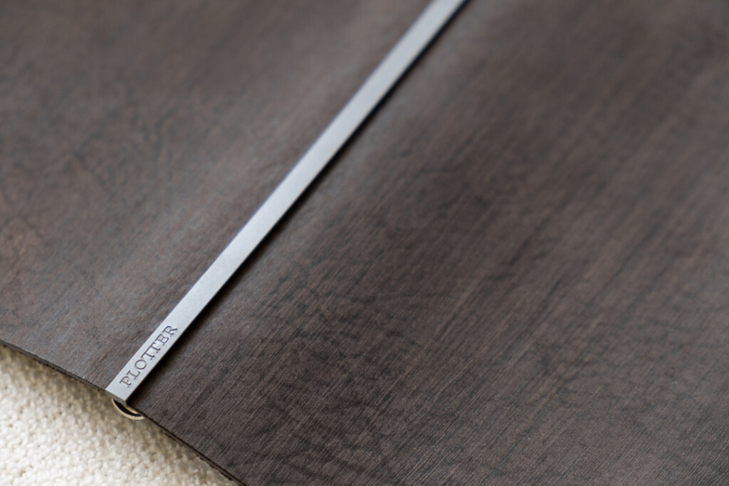 A close-up PLOTTER Horse Hair II Leather Binder in gray, showing the black backplate of the leather binder.