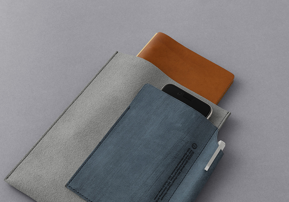 PLOTTER Leather Binder Case in Bible Size holding a Leather Binder