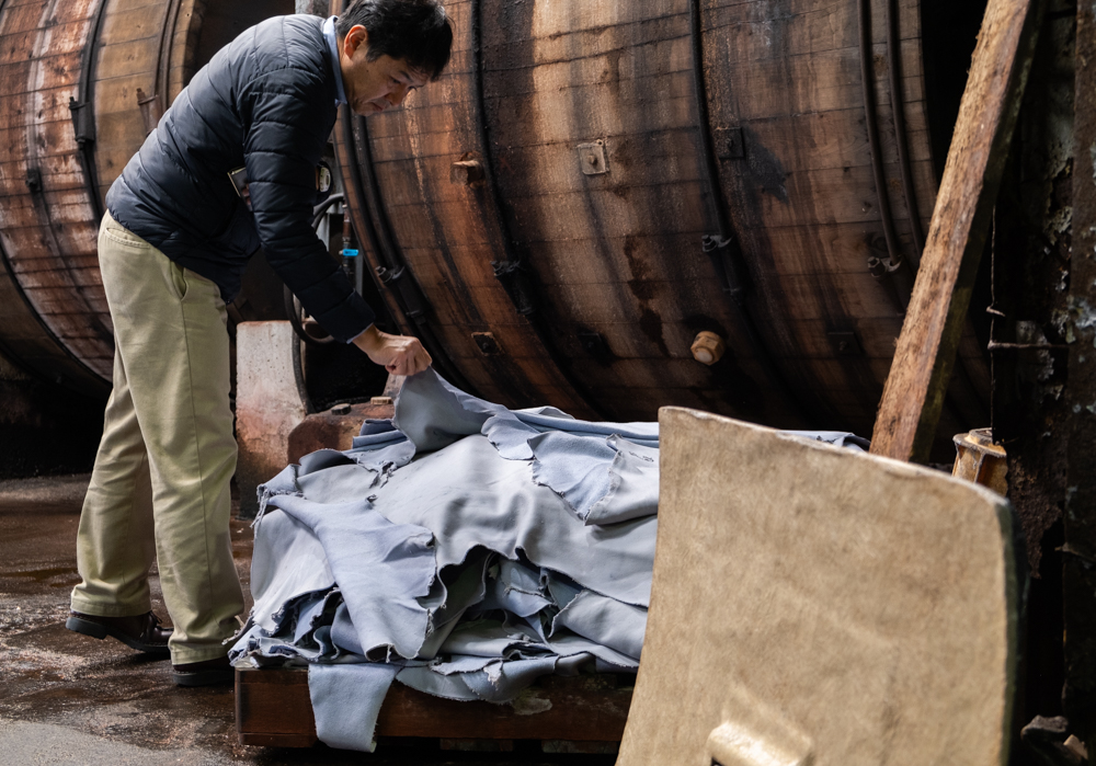 Man touching white tanned leather.
