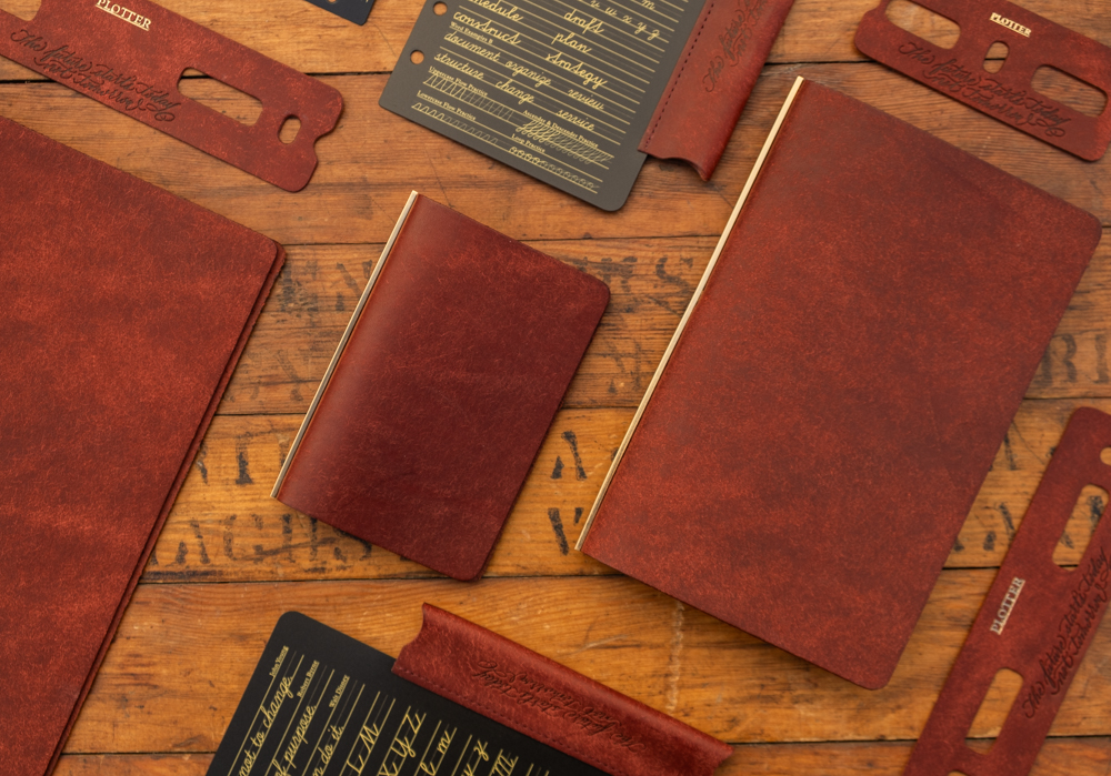 PLOTTER Pueblo Limited BOX in various size next to the accessory refills in matching leather.