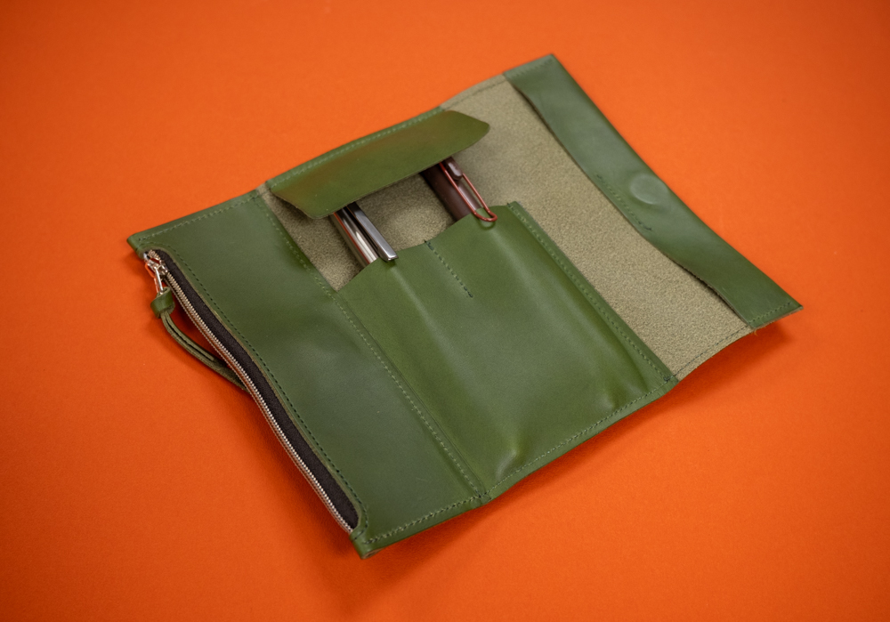 Liscio Leather Roll Pen Case Mini in green.